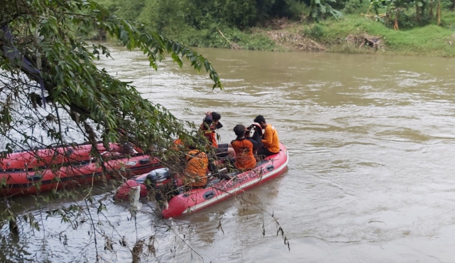 tim-sar-gabungan-melakukan-pencarian-orang-tenggelam-di-sungai-sengkarang-kabupaten-pekalongan.jpg