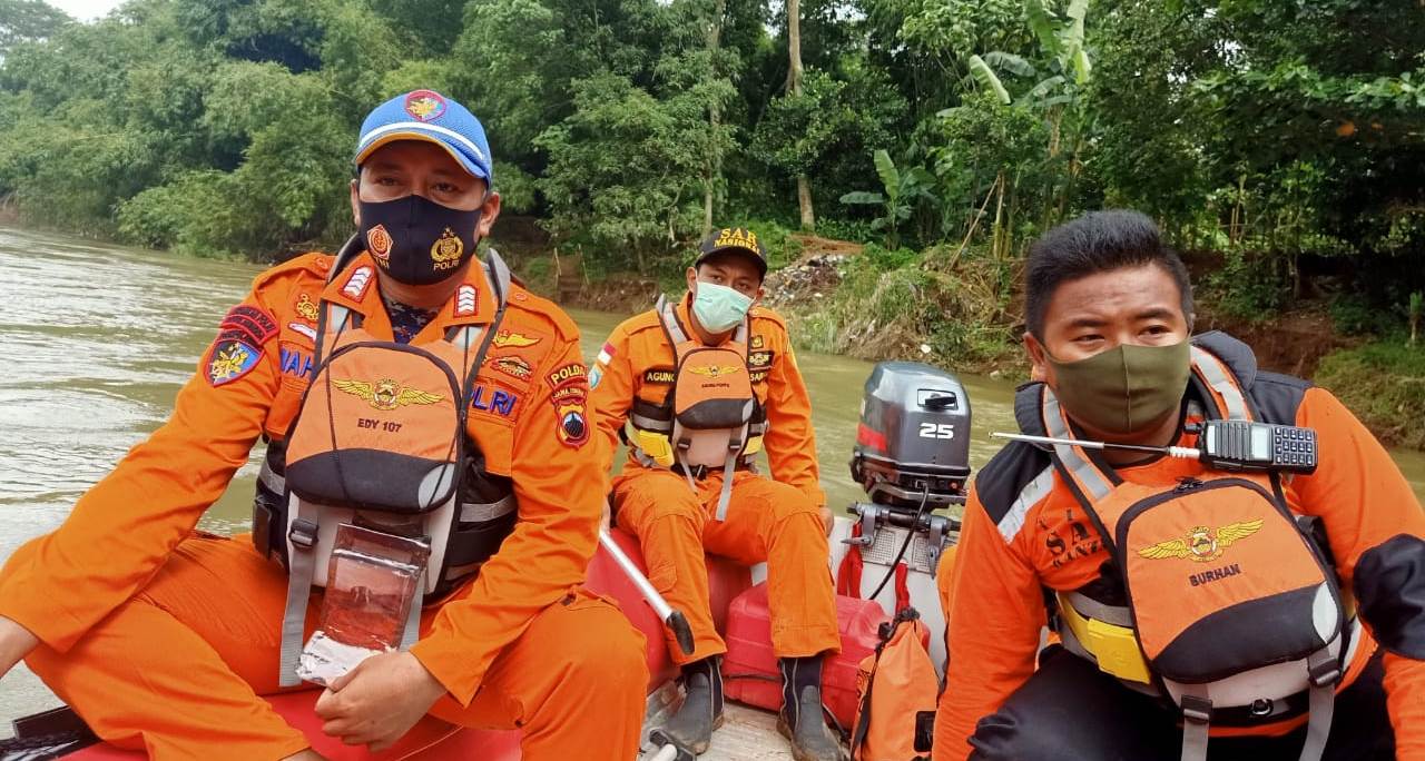 tim-sar-gabungan-melakukan-pencarian-orang-tenggelam-di-sungai-sengkarang.jpg