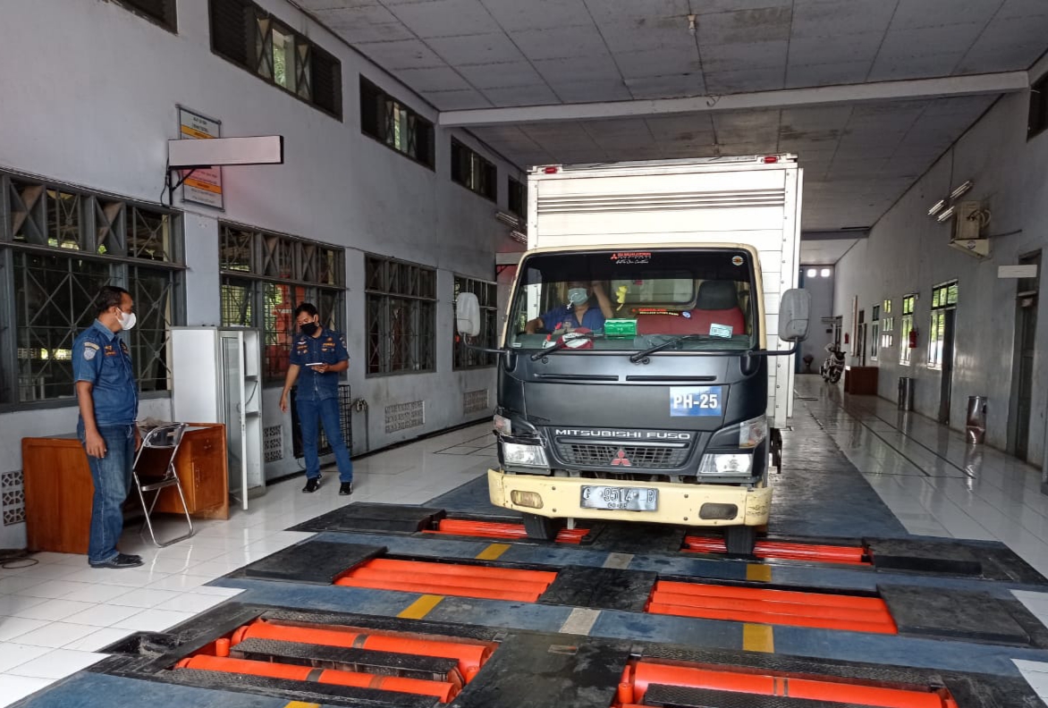 truk-saat-melakukan-uji-kir-di-dinas-perhubungan-kabupaten-pekalongan.jpg