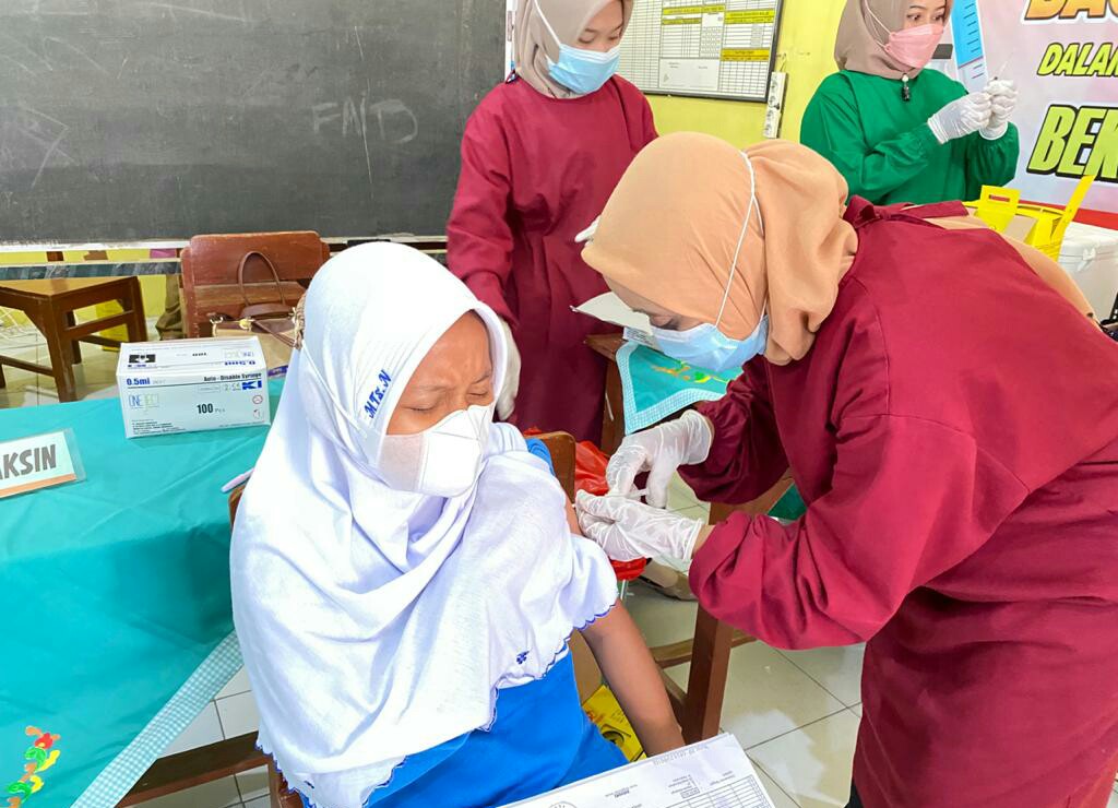 vaksinasi-covid-19-bagi-pelajar-di-kabupaten-tegal-beberapa-waktu-lalu.jpg
