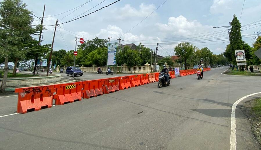 Video Alun-alun Hanggawana Slawi Dipasangi Water Barrier Kurangi Resiko Kecelakaan