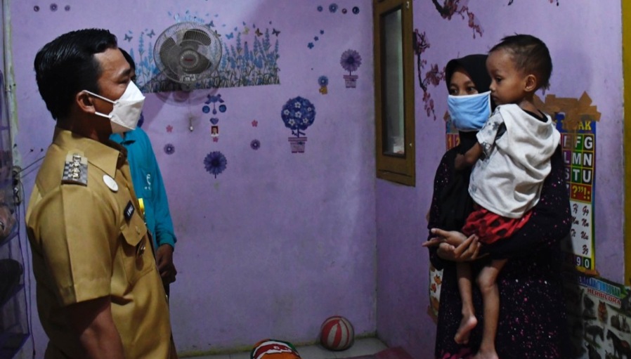 Dapat Keluhan Warga, Bupati Wihaji Langsung Sambangi Dua Balita Batang Alami Kelainan Sejak Lahir