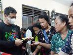 Aaf-tinjau-pengungsi-banjir-rob.jpg