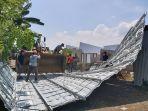 Alat-berat-mengevakuasi-atap-rumah-yang-terbang-di-diterjang-angin-puting-beliung.jpg