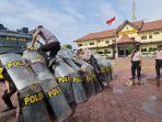 Anggota-Polres-Tegal-Kota-hadapi-kerusuhan-massa.jpg
