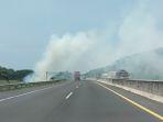 Asap-tebal-yang-menyelimuti-jalan-tol-Batang-Semarang.jpg