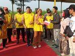 Bupati-Pekalongan-memberikan-bendera-merah-putih-secara-simbolis.jpg