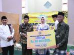 Bupati-Pekalongan-menyerahkan-simbolis-dana-hibah-ke-masjid.jpg