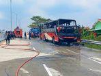 Bus-Agra-Mas-Terbakar-di-Adiwerna.jpg