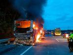 Bus-Sudiro-Tungga-Jaya-ludes-terbakar-di-Jalan-Tol-Semarang-Ungaran-bus-terbakar.jpg
