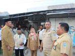 Dedy-Yon-meninjau-rumah-korban-angin-kencang.jpg