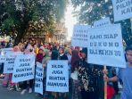 Demo-pendukung-Cabup-Mumin.jpg
