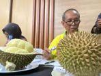 Dewan-juri-menilai-durian-lokal-unggulan-saat-kontes-buah.jpg