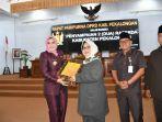 Fadia-serahkan-Raperda-Pertanggungjawaban-APBD.jpg