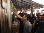 Ganjar-saat-meninjau-hasil-bantuan-jaringan-listrik.jpg