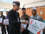 Ganjar-serahkan-bantuan-keuangan-di-Kendal.jpg