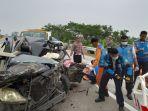 Innova-tabrak-truk-di-Tol-Batang.jpg