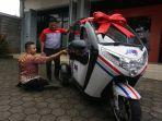 JNE-berikan-kendaraan-listrik-untuk-guru.jpg