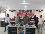 Kapolres-Tegal-Kota-AKBP-Rahmad-Hidayat-menunjukkan-barang-buk.jpg
