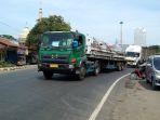 Kendaraan-berat-saat-melintas-di-Jalan-Raya-Sampang-Cila.jpg
