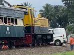 Kereta-Wisata-tabrak-gran-max.jpg