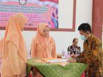 Ketua-Dharma-Wanita-Dinas-Kesehatan-Kabupaten-Tegal-Dani-Ruszaeni-tengah-menyaksi.jpg