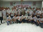 Ketua-Sepak-Takraw-Jateng-Yudi-Indras-berbatik-berfoto-dengan-jajaran-pengurus.jpg