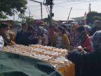 Masyarakat-rela-mengantre-berdesak-desakan.jpg