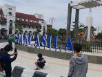 Masyarakat-tampak-sedang-asyik-memfoto-wajah-baru-Taman-Panca.jpg