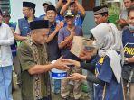 Milenial-Partai-Nasdem-Kabupaten-Pekalongan-saat-memberikan-bant.jpg