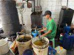 Pekerja-toko-melayani-pembeli-minyak-goreng.jpg