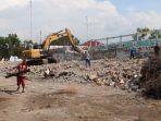 Pembongkaran-kolam-renang-Tirta-sari-pakai-alat-berat.jpg