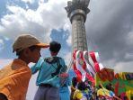 Pengibaran-kain-merah-putih-sepanjang-45-meter-di-Menara-Teratai.jpg