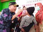 Penjabat-Pj-Bupati-Jepara-Edy-Supriyanta-menyuapi-gizi-kep.jpg