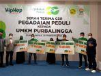 Penyerahan-secara-simbolis-bantuan-berupa-50-gerobak-angkringan-dari-P.jpg