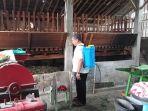 Peternak-melakukan-penyemprotan-disinfektan.jpg