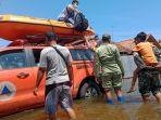 Petugas-BPBD-Kota-Pekalongan-evakauasi-warga-banjir-rob.jpg