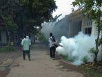 Petugas-Dinkes-Batang-saat-melakukan-fogging-di-sejumlah.jpg
