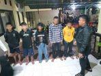 Petugas-kepolisian-mengamankan-enam-remaja-membawa-gergaji-es-batu-dan.jpg