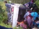 Pickup-terguling-di-sawah.jpg