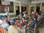 Proses-mediasi-antar-perwakilan-dari-orangtua-dan-guru-dari-sekolah.jpg