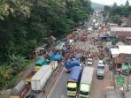 Ratusan-supir-truk-melakukan-aksi.jpg