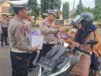 Satlantas-Polres-Pekalongan-Bagi-Takjil.jpg