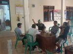 Sejumlah-warga-mendatangi-kantor-Desa-Talun-Kecamat.jpg