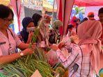 Sejumlah-warga-saat-membeli-bahan-pokok-pada-gelaran-Gerakan-Pangan-Murah-di-Gedunh-Wanita-Batang.jpg