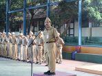 Sekda-Jepara-Edy-Sujatmiko-saat-menjadi-pembina-upaca-di-SMAN-Mlonggo-Senin-1262023.jpg