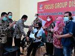 Sekretaris-Daerah-Kabupaten-Tegal-Widodo-Joko-Mulyono-serahkan-bant.jpg