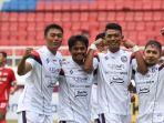 Selebrasi-pemain-Arema-Dedik-S-bersama-rekannya.jpg