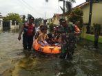 Siswa-SDN-4-Payaman-naik-perahu-karet.jpg
