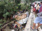 Breaking News: Truk Muatan Minuman Penyegar Nyemplung Sungai, 1 Penumpang Meninggal